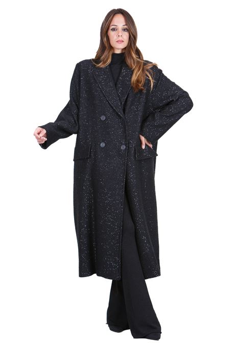 CAPPOTTO OVERSIZE DOPPIOPETTO IN MICROPAILLETTES CON SPALLA SCESA, TASCHE A PATTINA, LUNGHEZZA AL GINOCCHIO E SPACCO CENTRALE POSTERIORE CIRCUS HOTEL | Cappotti | H4WC35Y69-0